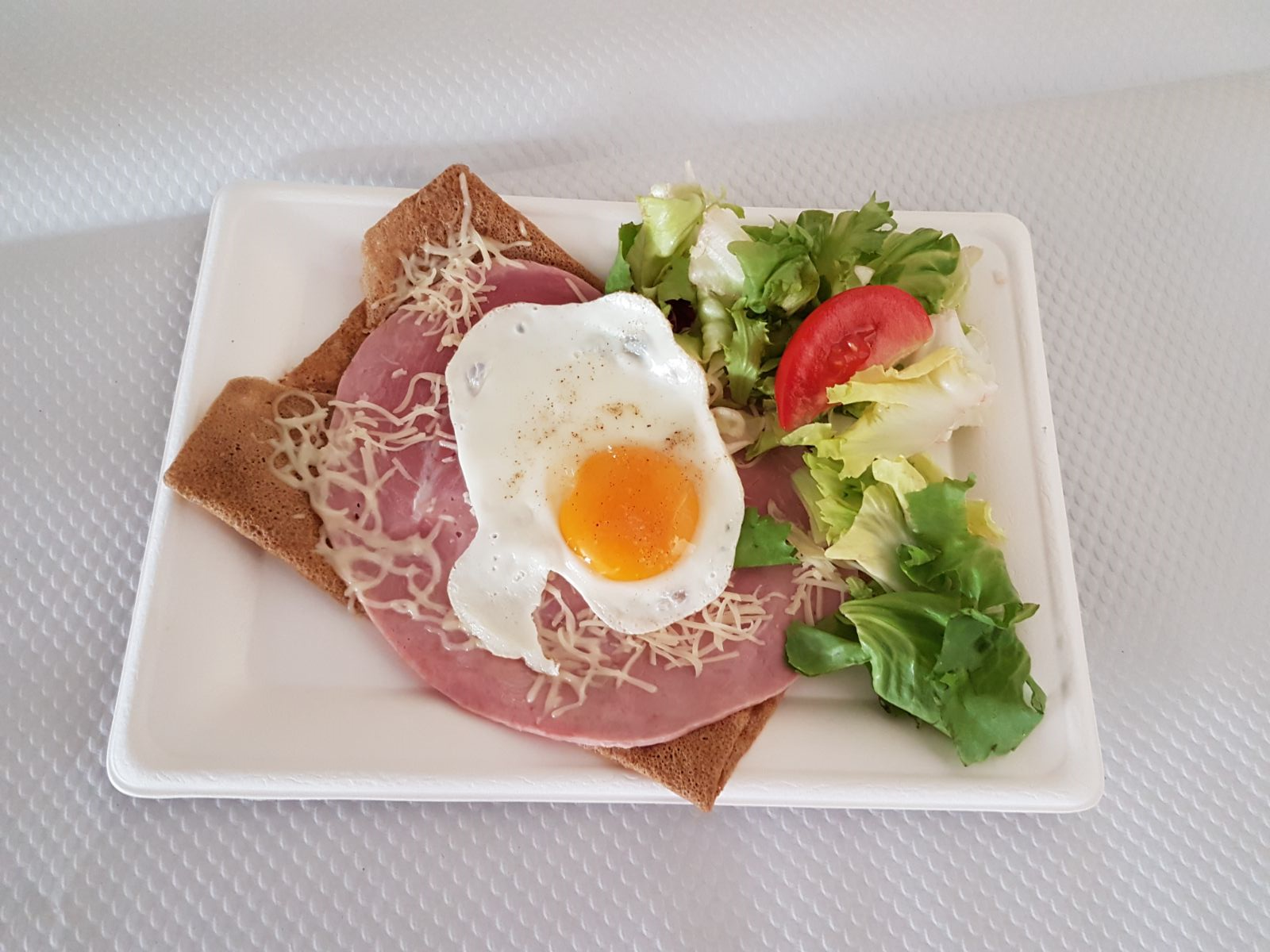 Crêpe complète - jambon, frommage, oeuf et salade